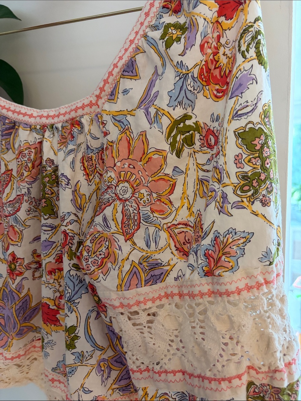 Christian Siriano Flowy Boho Floral and Lace Top - Size Small - Picture 3 of 4